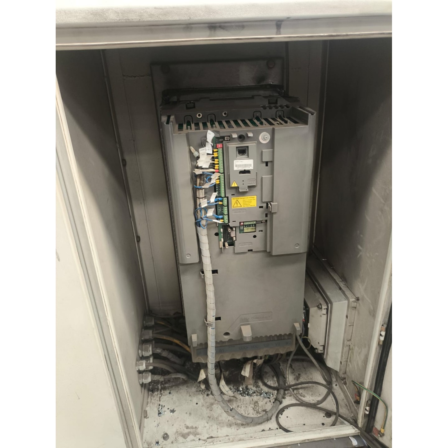 Reemplazo de variador ABB ACS550 por falla en etapa de potencia