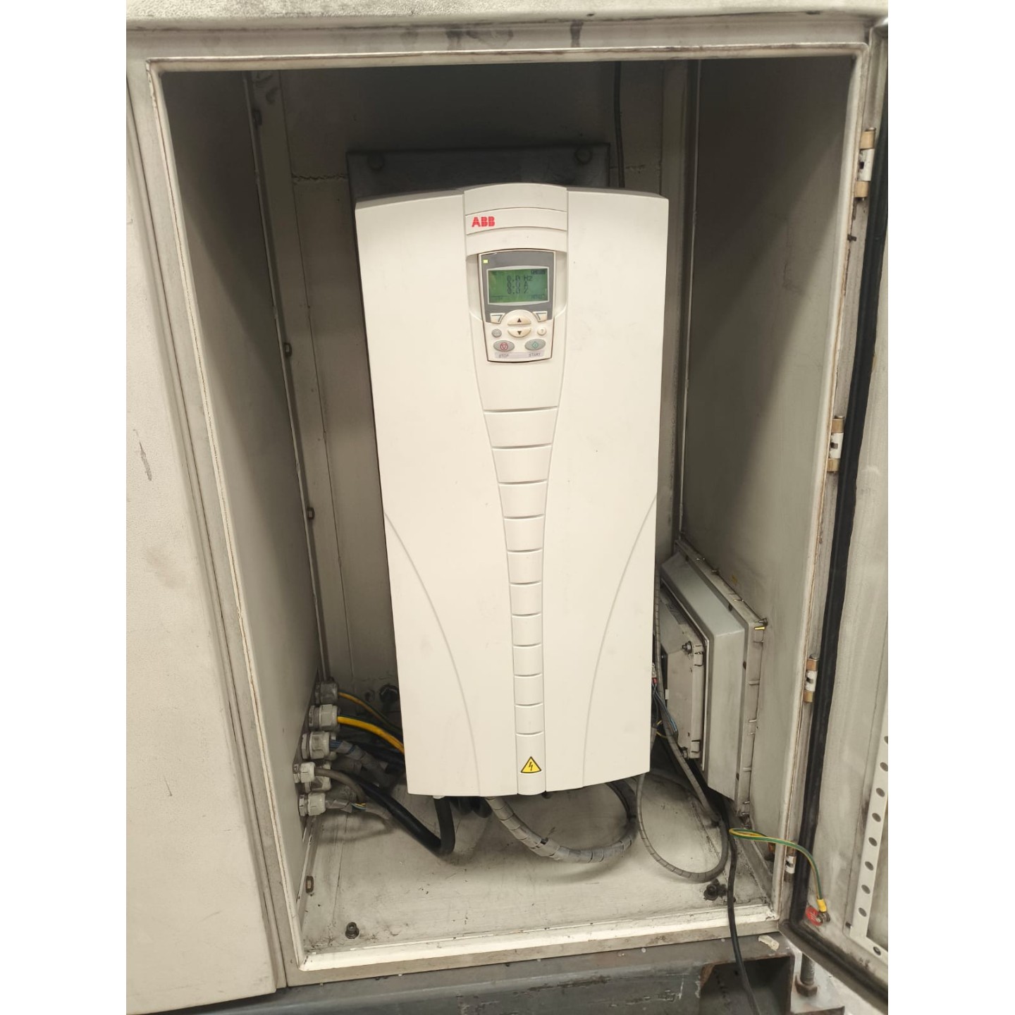 Reemplazo de variador ABB ACS550 por falla en etapa de potencia