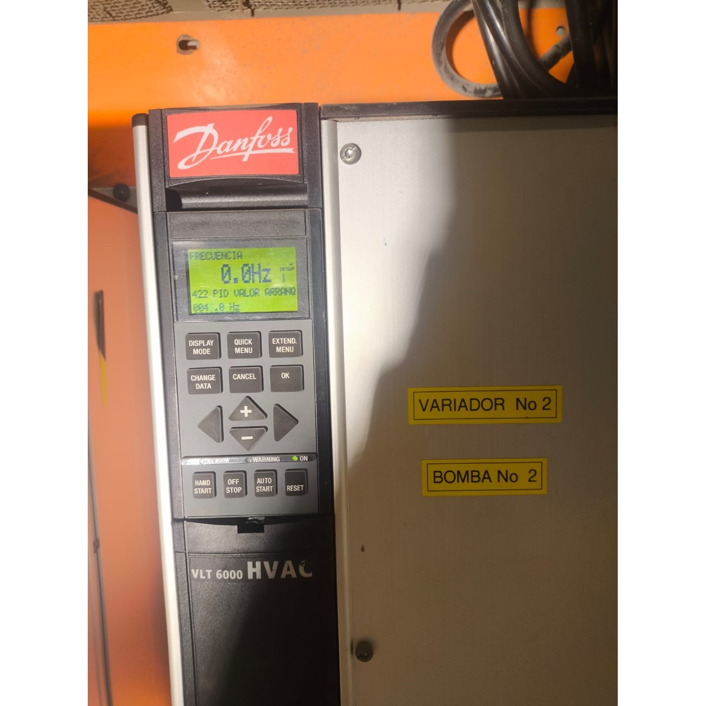 Integración de variadores Danfoss VLT6000 con PLC Fatek y HMI Weintek para bombeo secuencial