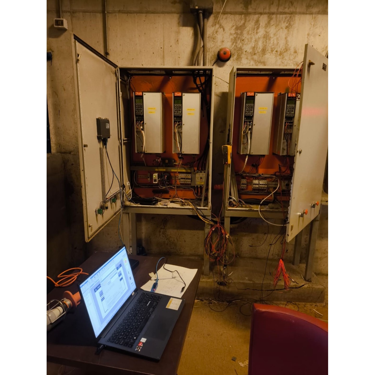 Integración de variadores Danfoss VLT6000 con PLC Fatek y HMI Weintek para bombeo secuencial